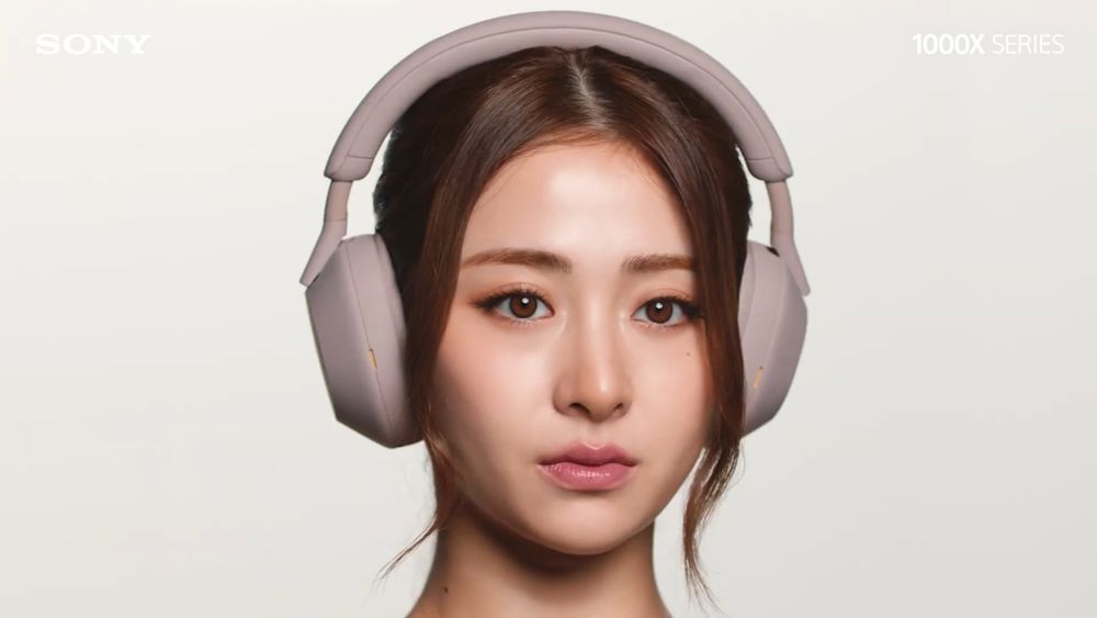 LE SSERAFIM認真營業中！五人現身Sony降噪耳機「玫瑰灰」新色廣告美翻天、看完想馬上換耳機！-13