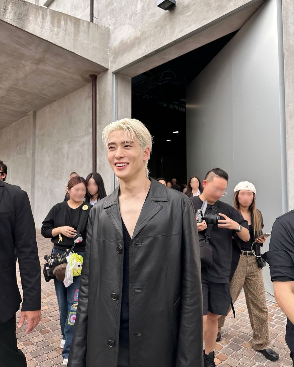 這男人太致命！NCT在玹PRADA大秀「狼系白髮、深V胸膛」看一眼就心狂跳不止！-3