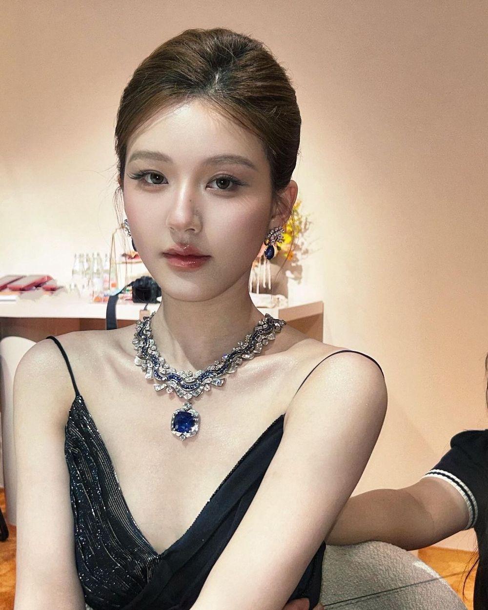 《許我耀眼》趙露思身價近5億？肉絲超狂「時尚資源清單」VERSACE、寶格麗都搶她！-5