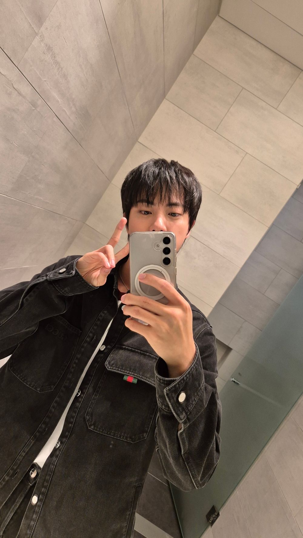 阿米的乖寶寶出發了！BTS防彈Jin飛米蘭GUCCI大秀「寬肩小頭」神之比例曝光！-3