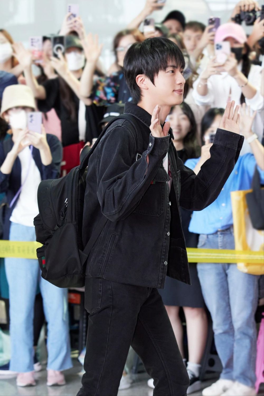 阿米的乖寶寶出發了！BTS防彈Jin飛米蘭GUCCI大秀「寬肩小頭」神之比例曝光！-1