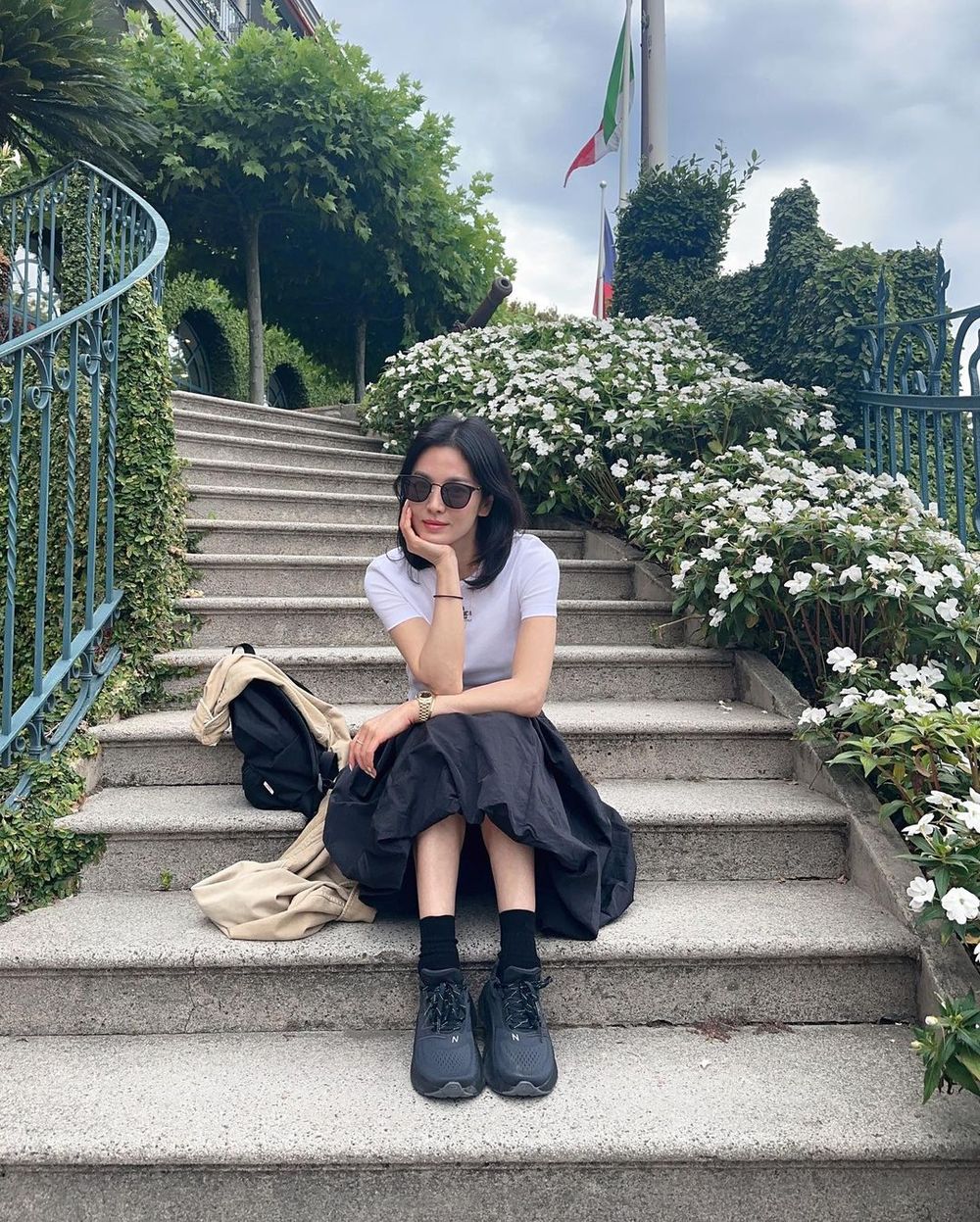 宋慧喬「私人旅遊照」也美到像仙女！IG狂曬NB這雙球鞋、腿看起來又細又直！-1