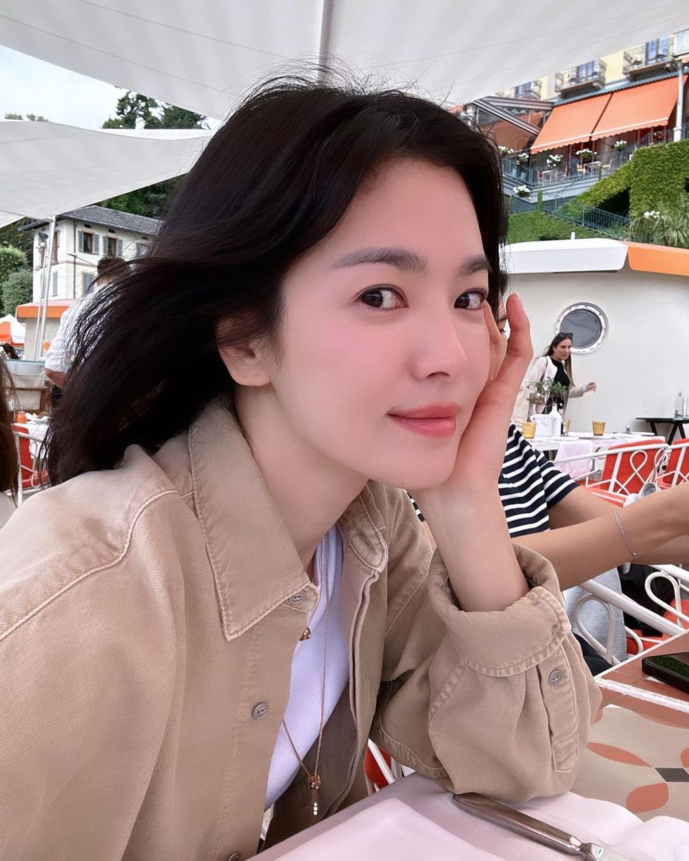宋慧喬「私人旅遊照」也美到像仙女！IG狂曬NB這雙球鞋、腿看起來又細又直！-3