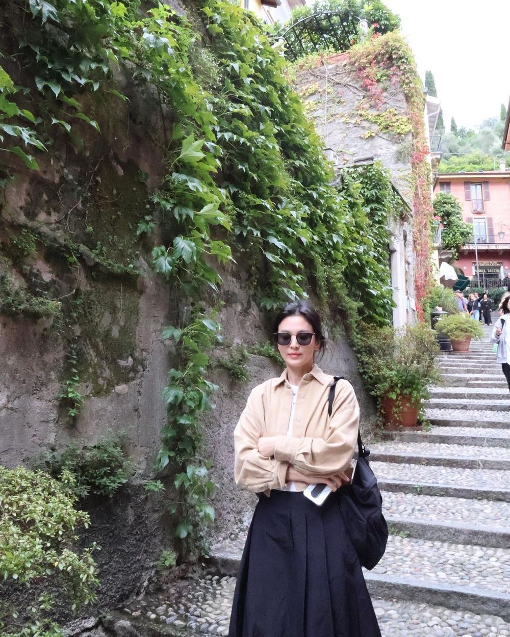 宋慧喬「私人旅遊照」也美到像仙女！IG狂曬NB這雙球鞋、腿看起來又細又直！-5