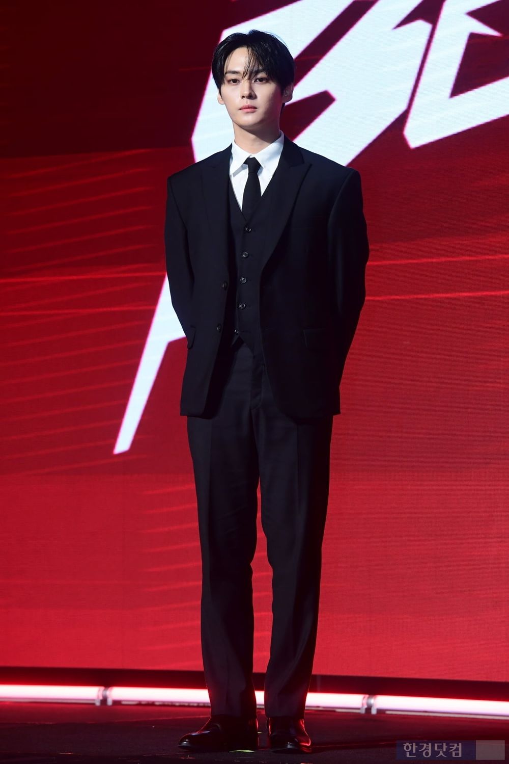 韓網公認8位「西裝男神」KPOP偶像！珉奎、在玹禁慾性感到犯規，成訓化身霸道總裁！-13
