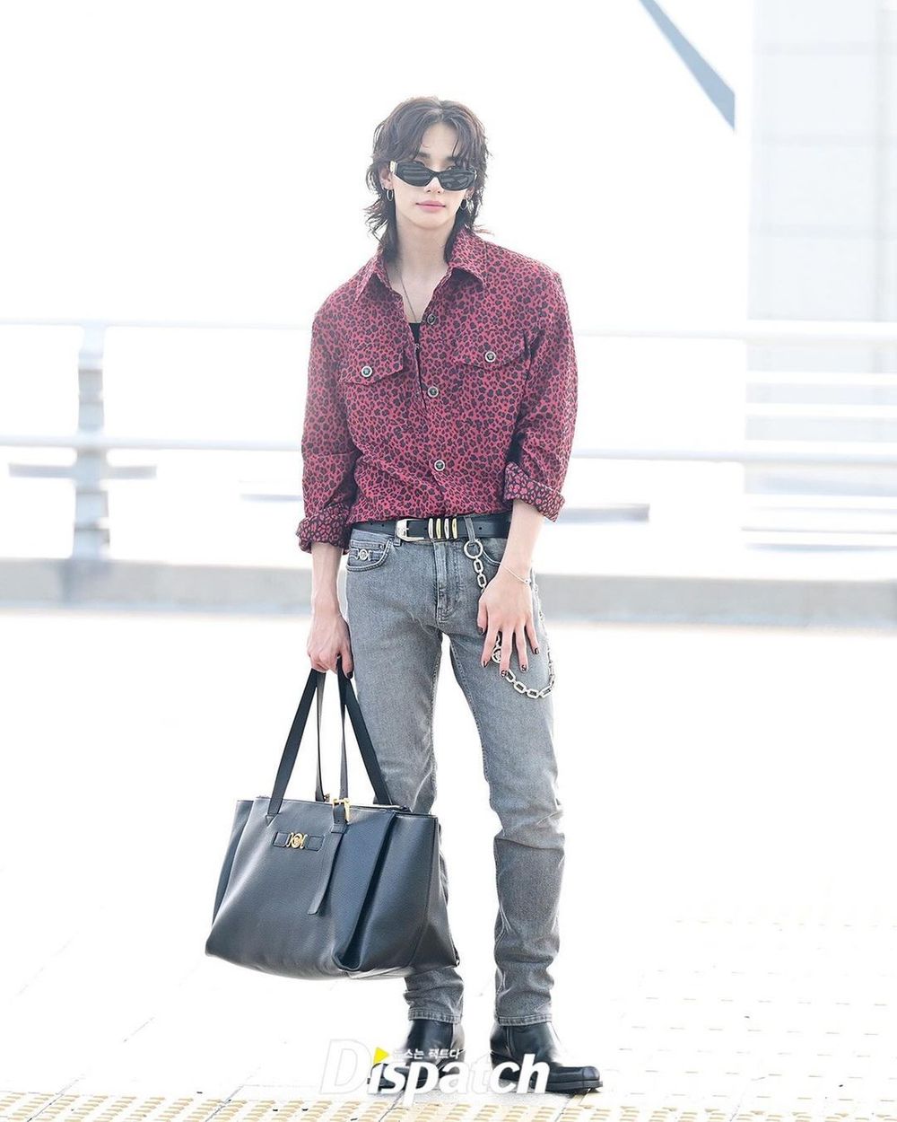 邪魅笑太勾魂！SKZ鉉辰「紅色豹紋＋慵懶捲毛」高調出發VERSACE米蘭大秀！-5