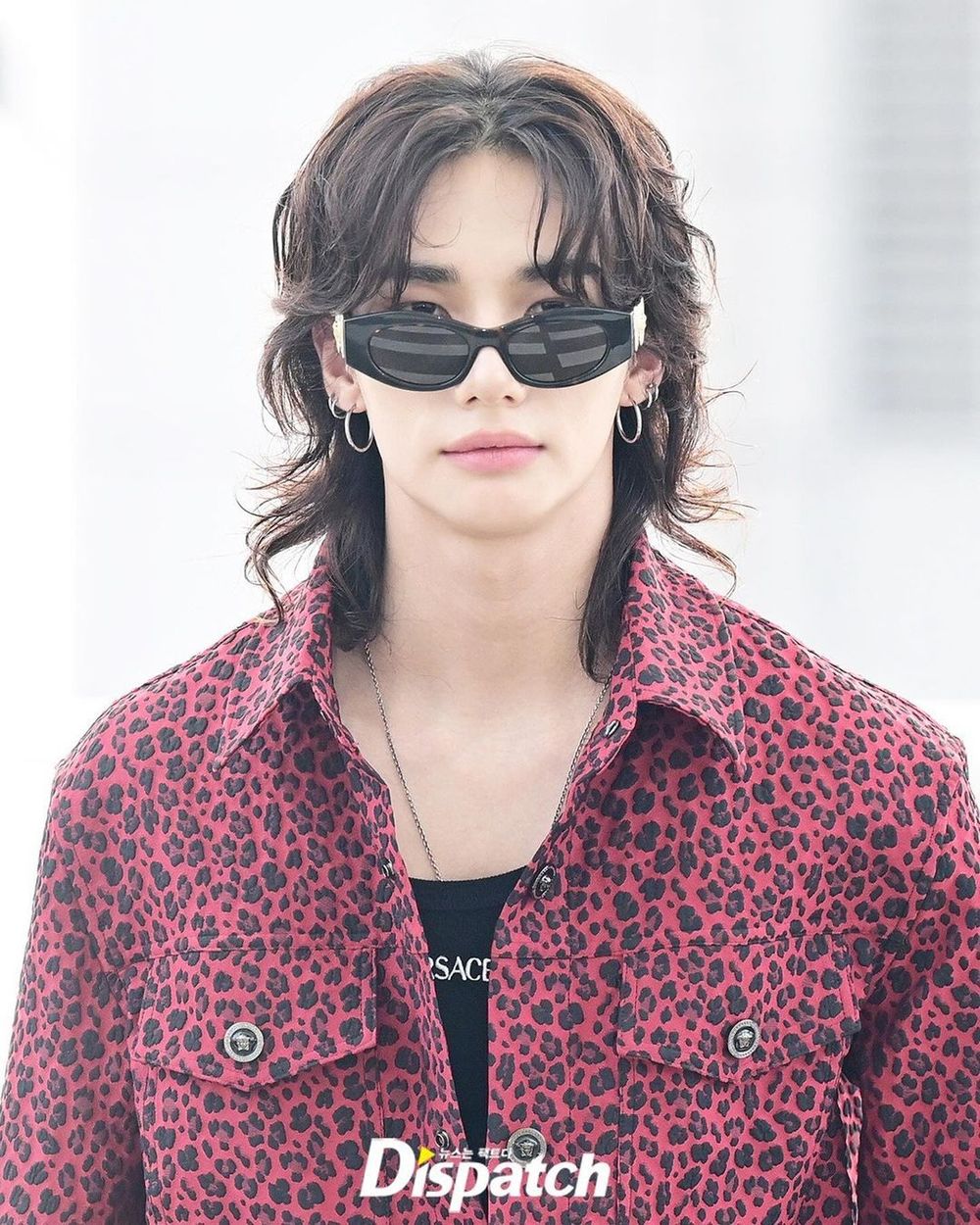邪魅笑太勾魂！SKZ鉉辰「紅色豹紋＋慵懶捲毛」高調出發VERSACE米蘭大秀！-4