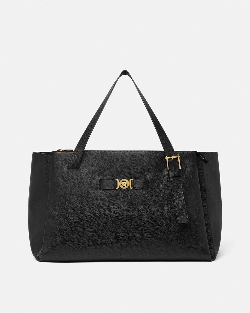 邪魅笑太勾魂！SKZ鉉辰「紅色豹紋＋慵懶捲毛」高調出發VERSACE米蘭大秀！-1