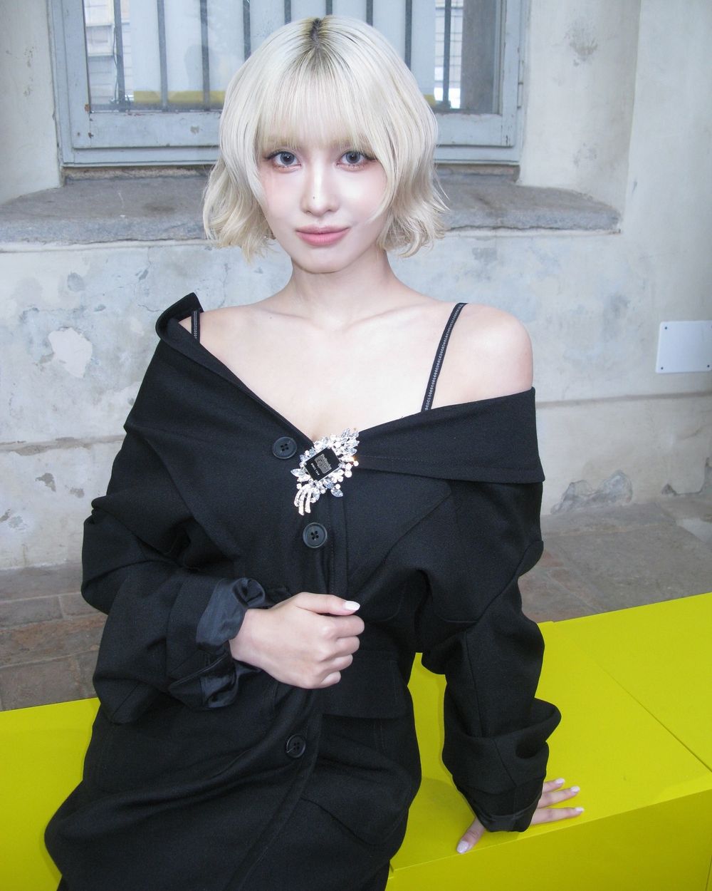 鬼塚虎女王「平井桃」來了！MOMO超辣低胸洋裝+短金髮，仿真AI感美到不科學！-2
