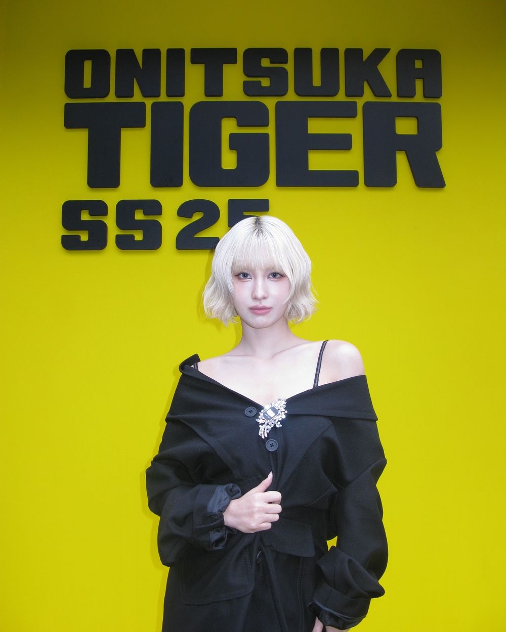 鬼塚虎女王「平井桃」來了！MOMO超辣低胸洋裝+短金髮，仿真AI感美到不科學！-6