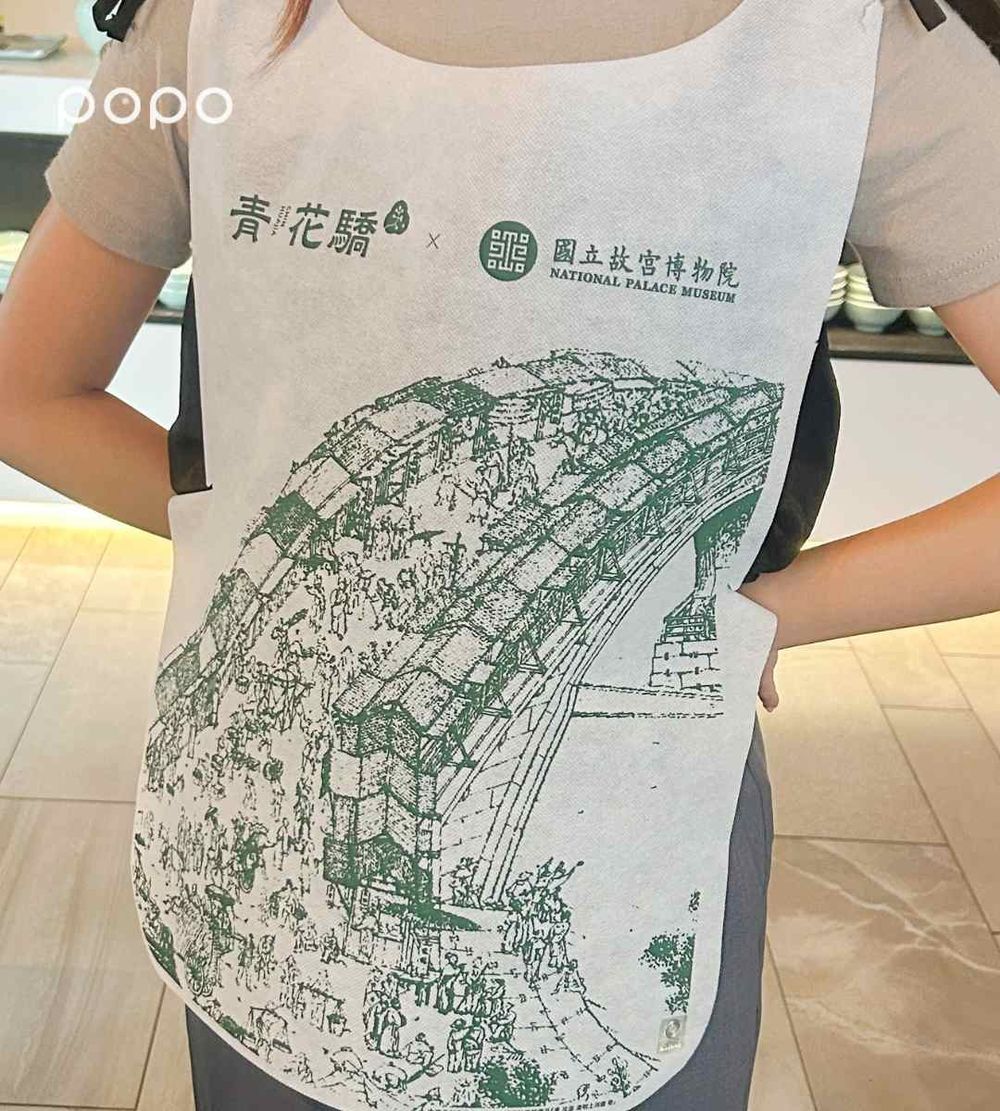 青花驕跟故宮聯名了！「翠玉白菜、肉形石」化身國寶級火鍋配料、還有超Q《清明上河圖》圍兜兜！-4