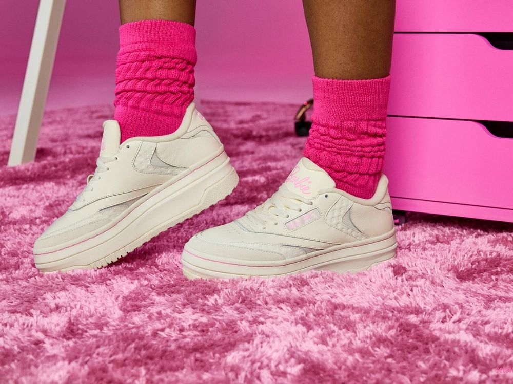 芭比聯名好夢幻！Reebok X Barbie超顯瘦厚底鞋、一穿增高五公分以上！-4
