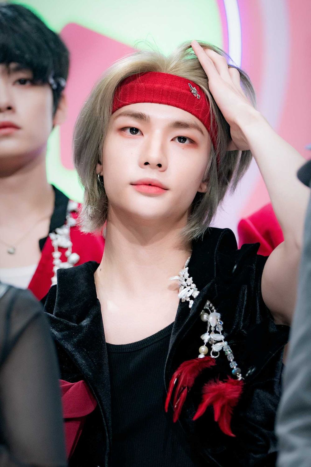 韓網熱議6位最適合「髮帶造型」的KPOP男偶像！鉉辰、V魅力爆棚，Hoshi太搶鏡！-5