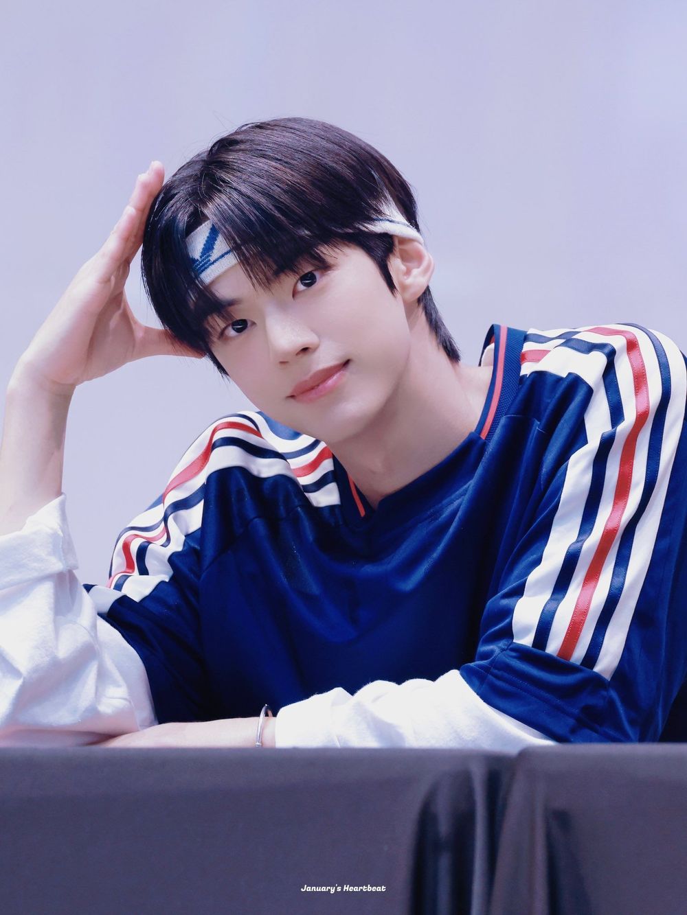 韓網熱議6位最適合「髮帶造型」的KPOP男偶像！鉉辰、V魅力爆棚，Hoshi太搶鏡！-8