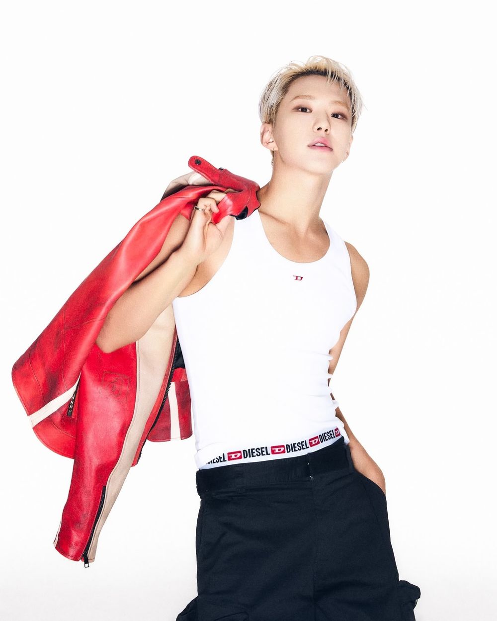 克拉的老虎寶寶出任務！Hoshi代言後出發Diesel大秀、銀灰白短髮也超帥！-2