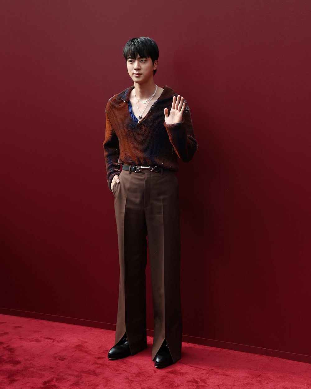 珍珍來了！BTS Jin大長腿深V現身GUCCI大秀、頭排VVIP等級座位曝光！-2