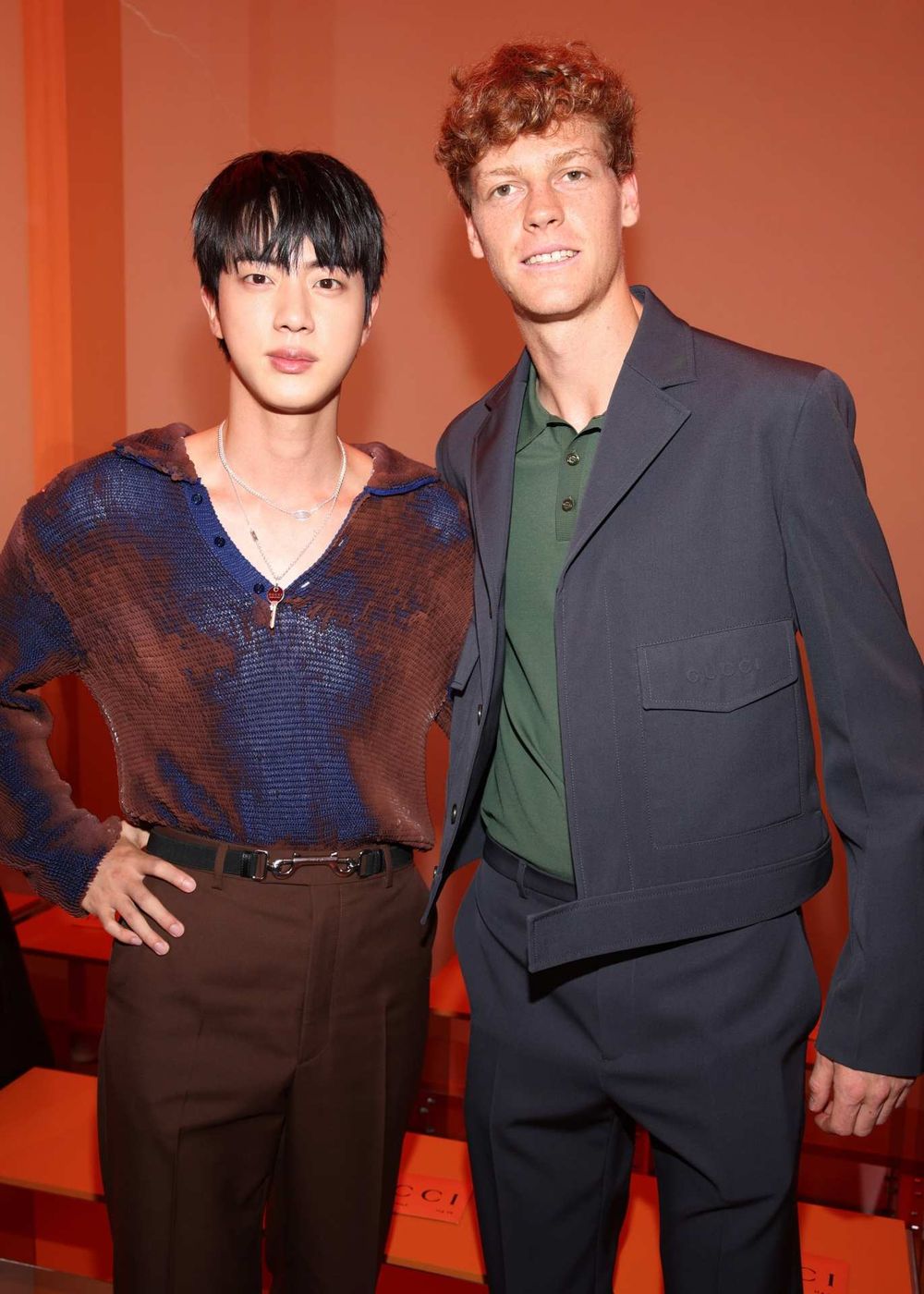 珍珍來了！BTS Jin大長腿深V現身GUCCI大秀、頭排VVIP等級座位曝光！-6