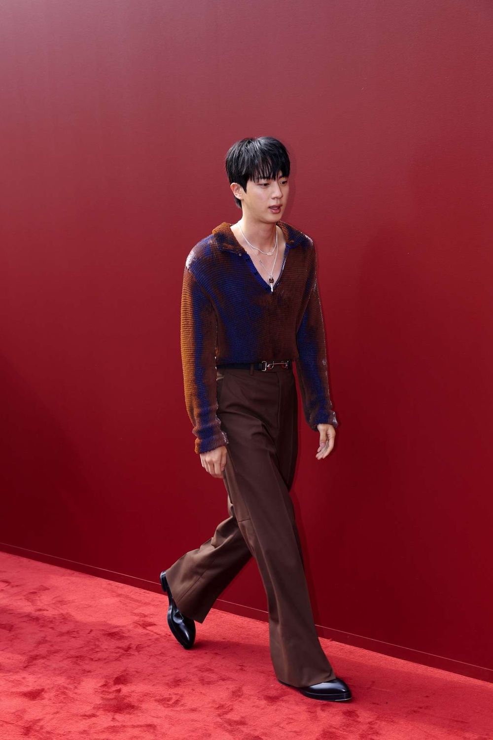 珍珍來了！BTS Jin大長腿深V現身GUCCI大秀、頭排VVIP等級座位曝光！-4