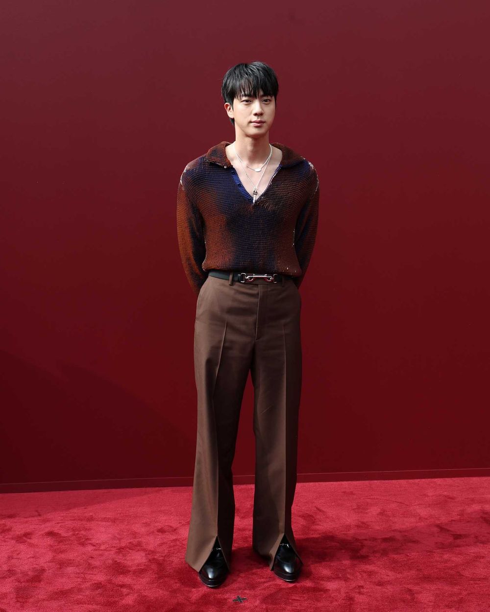 珍珍來了！BTS Jin大長腿深V現身GUCCI大秀、頭排VVIP等級座位曝光！-3