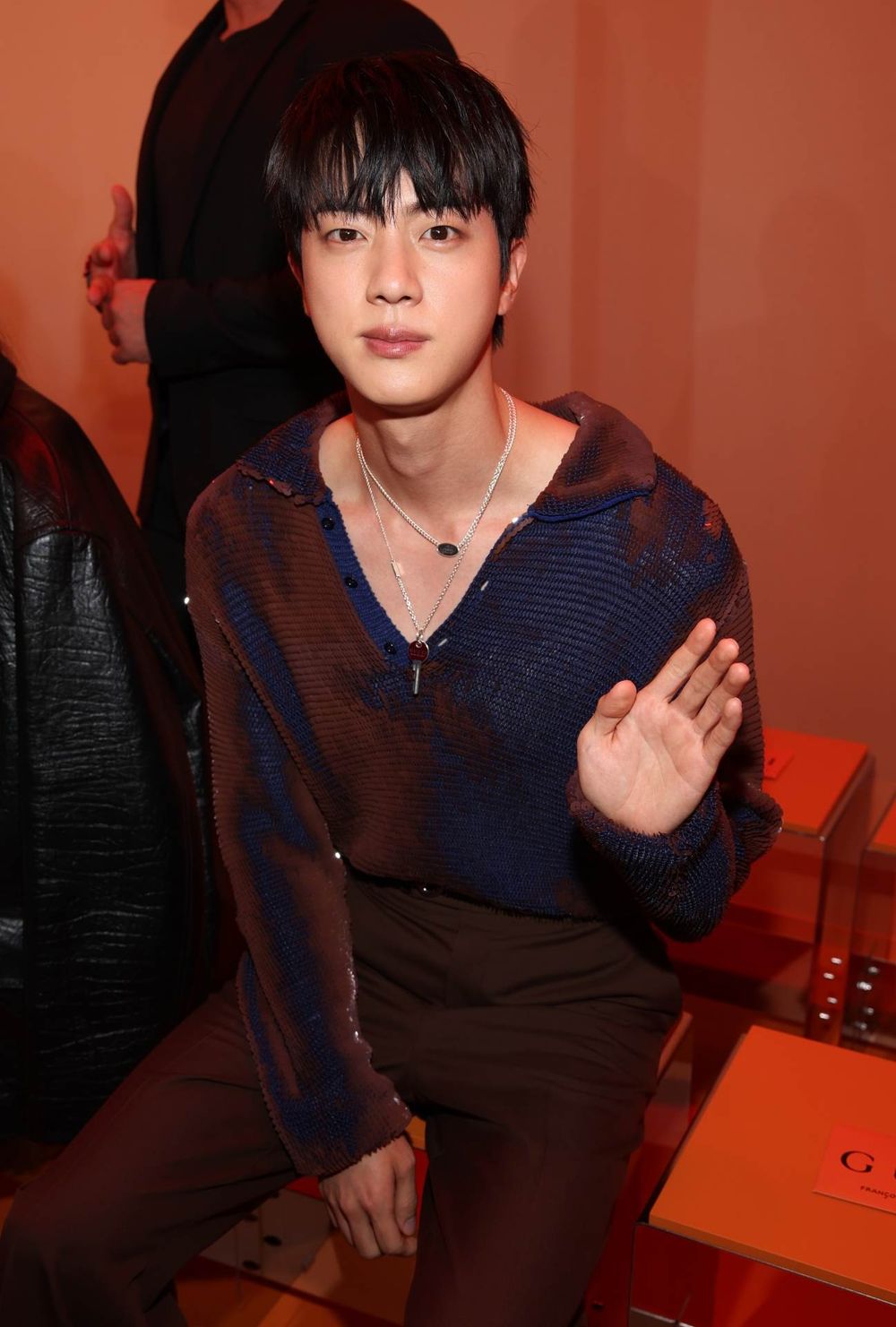 珍珍來了！BTS Jin大長腿深V現身GUCCI大秀、頭排VVIP等級座位曝光！-7