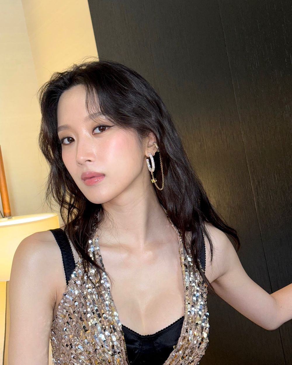 文佳煐D&G大秀再次「女神降臨」！深V內衣美胸+筷子腿、身材好到像漫畫走出來的！-5