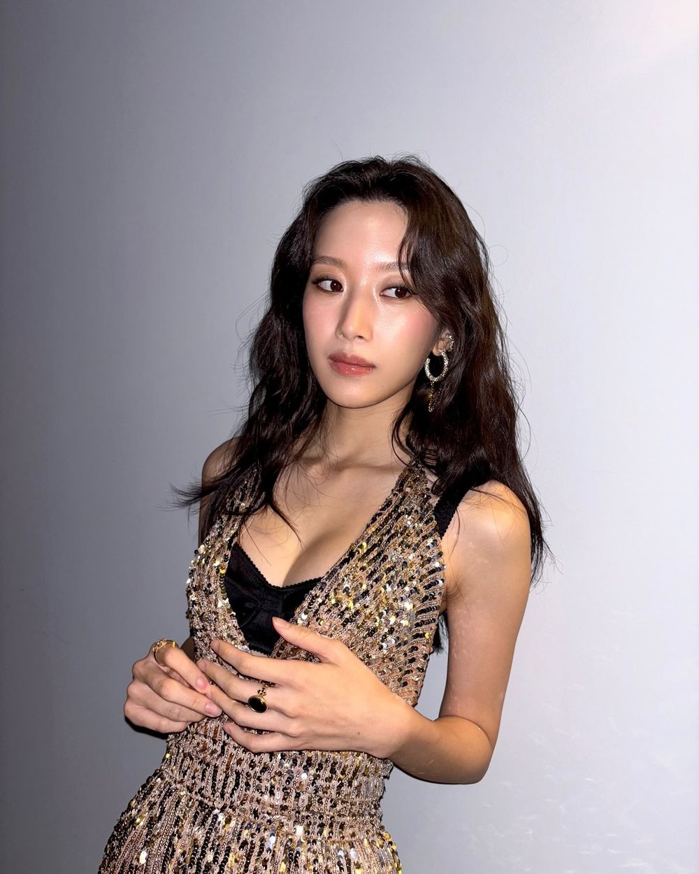 ITZY隊長禮志「紅脣面紗女郎」在D&G米蘭大秀封神！這美腿要列入國家典藏吧！-8