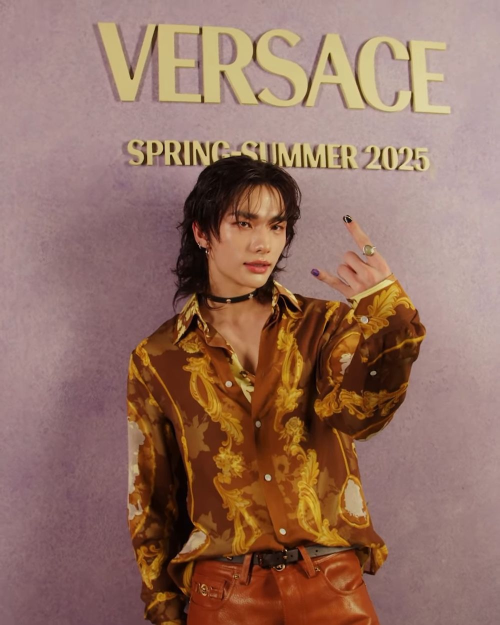 Versace小王子SKZ鉉辰「紙醉金迷風」性感看秀、連凡賽斯女王都被他迷倒！-3