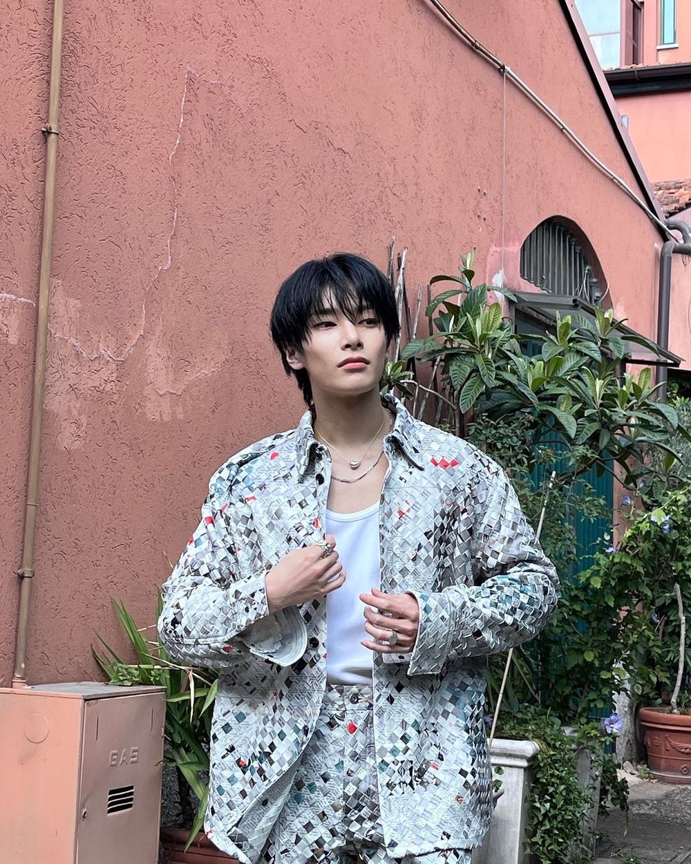 SKZ忙內I.N出頭天！BV編織套裝征服時裝周、秀上「和她合照」秒變害羞寶寶！-5