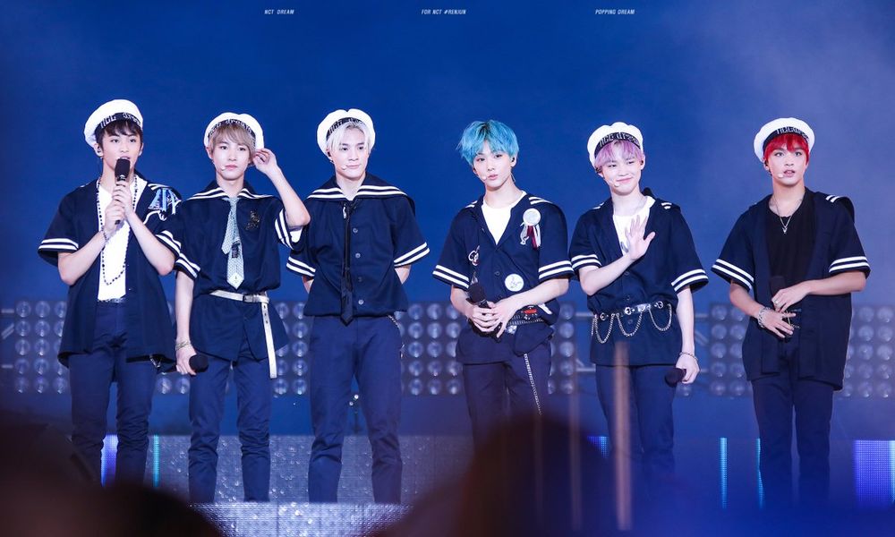 韓網熱議7組韓國男團水手服舞台造型！TXT清爽感十足，Stray Kids可愛度破表！-2