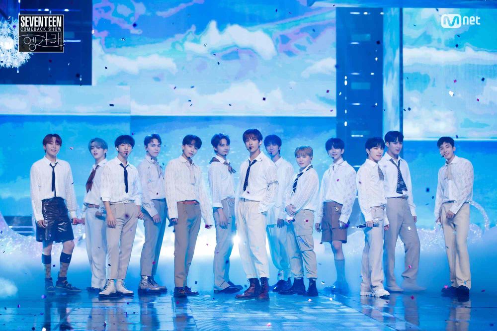 韓網熱議7組韓國男團水手服舞台造型！TXT清爽感十足，Stray Kids可愛度破表！-7