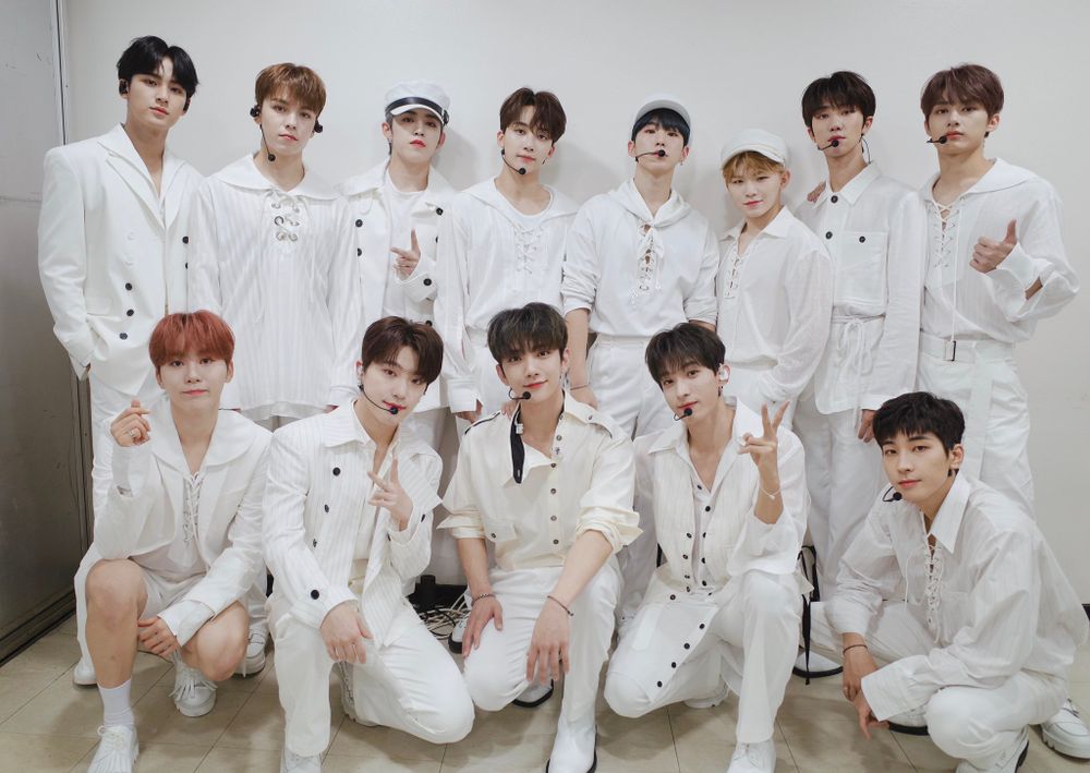 韓網熱議7組韓國男團水手服舞台造型！TXT清爽感十足，Stray Kids可愛度破表！-6