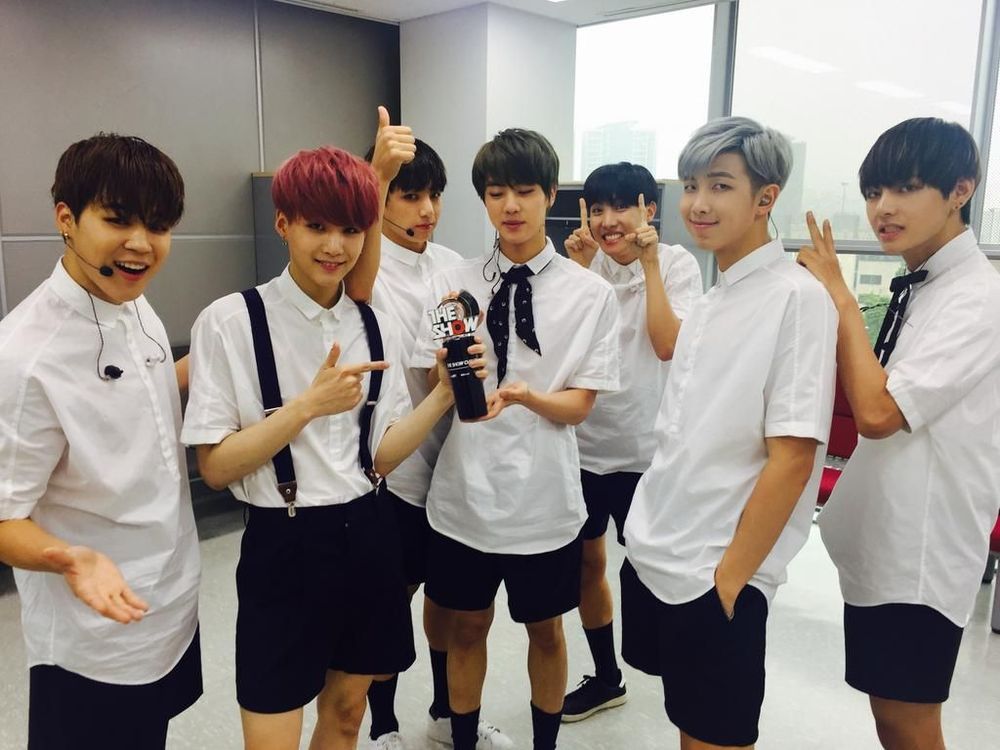 韓網熱議7組韓國男團水手服舞台造型！TXT清爽感十足，Stray Kids可愛度破表！-8