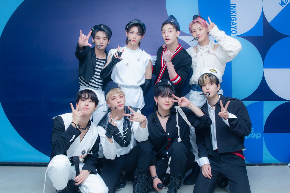 韓網熱議7組韓國男團水手服舞台造型！TXT清爽感十足，Stray Kids可愛度破表！-14
