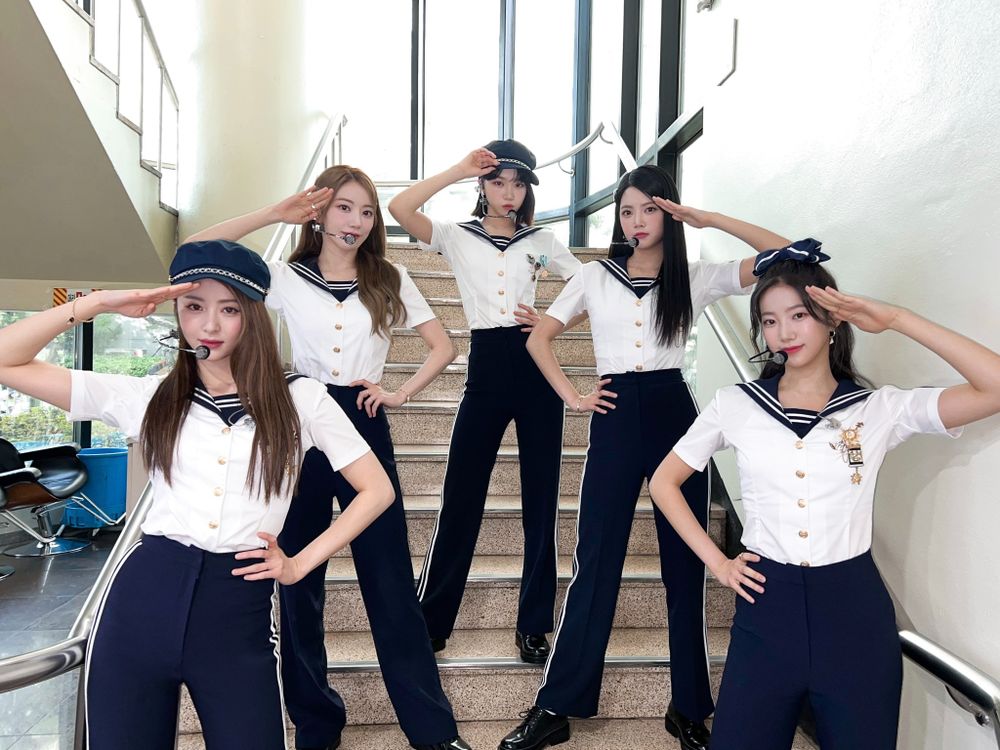 韓網熱議6組韓國女團水手服舞台造型！IVE制服造型好可愛、Red Velvet回歸概念太經典！-3