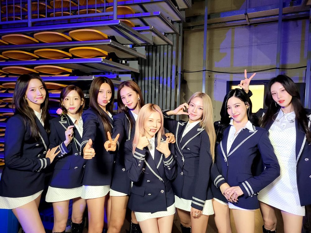 韓網熱議6組韓國女團水手服舞台造型！IVE制服造型好可愛、Red Velvet回歸概念太經典！-9