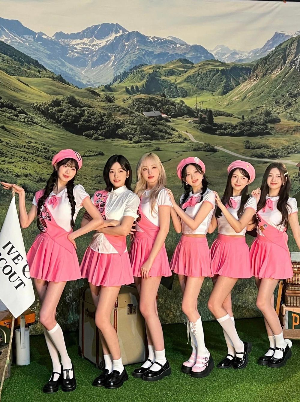 韓網熱議6組韓國女團水手服舞台造型！IVE制服造型好可愛、Red Velvet回歸概念太經典！-13