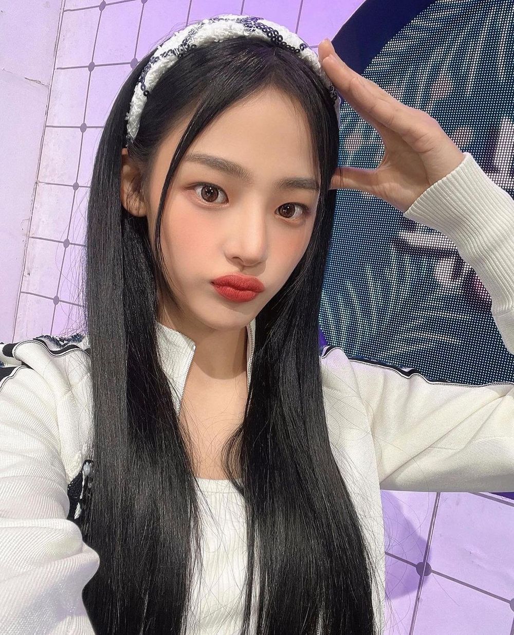 韓網公認最適合髮帶造型的KPOP女偶像！Winter帥氣學姐封神，玟池、安俞真甜酷風格兼具！-6