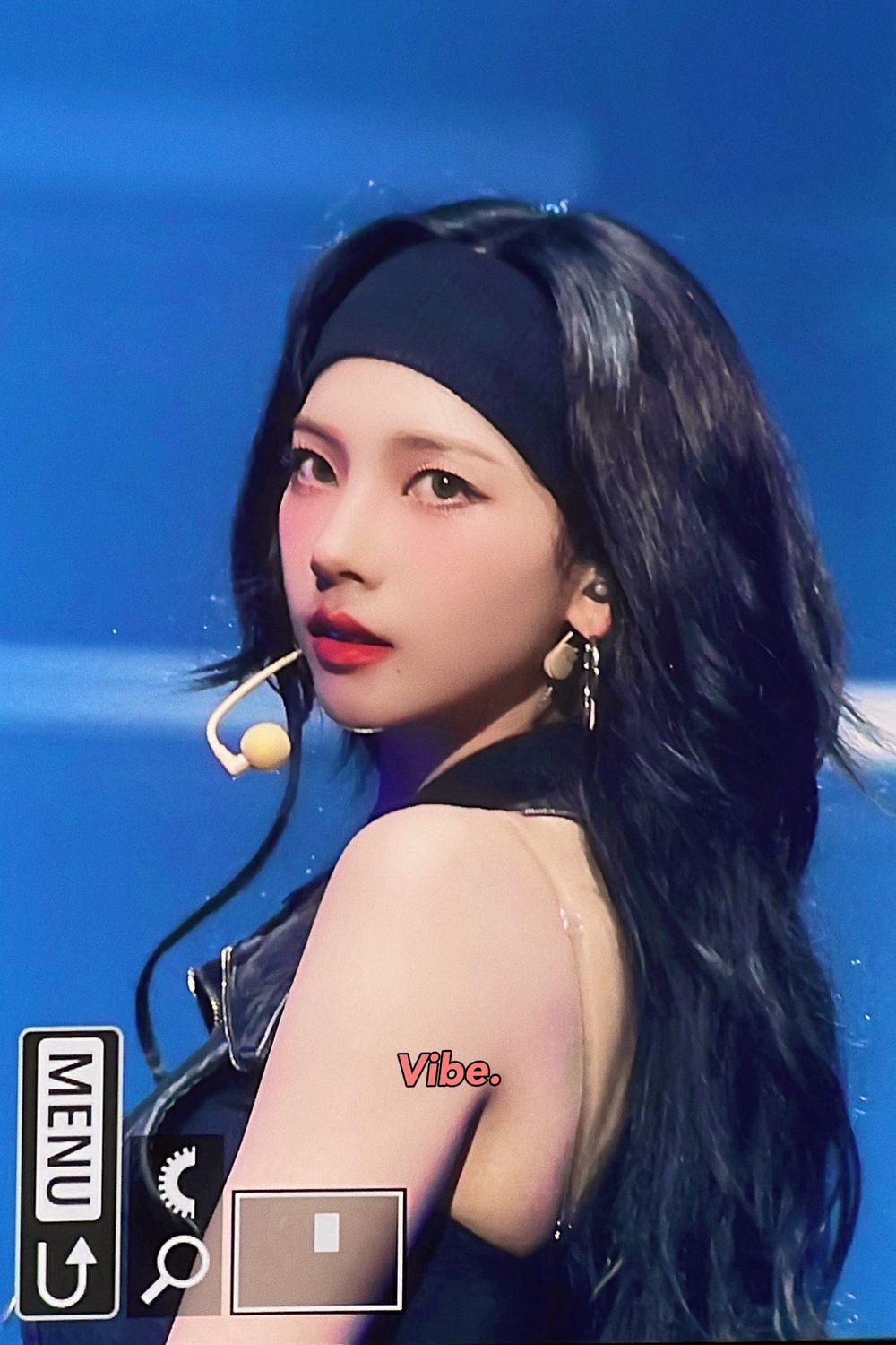 韓網公認最適合髮帶造型的KPOP女偶像！Winter帥氣學姐封神，玟池、安俞真甜酷風格兼具！-9