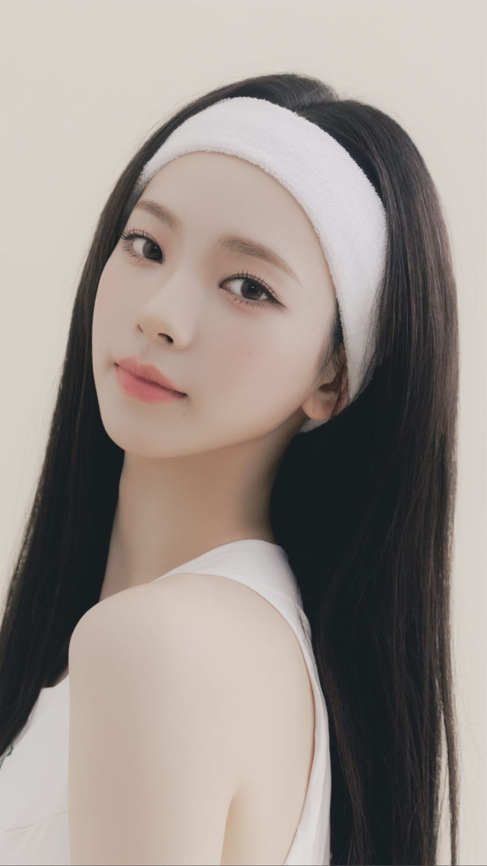 韓網公認最適合髮帶造型的KPOP女偶像！Winter帥氣學姐封神，玟池、安俞真甜酷風格兼具！-8