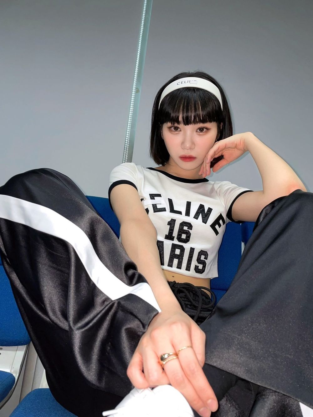 韓網公認最適合髮帶造型的KPOP女偶像！Winter帥氣學姐封神，玟池、安俞真甜酷風格兼具！-10