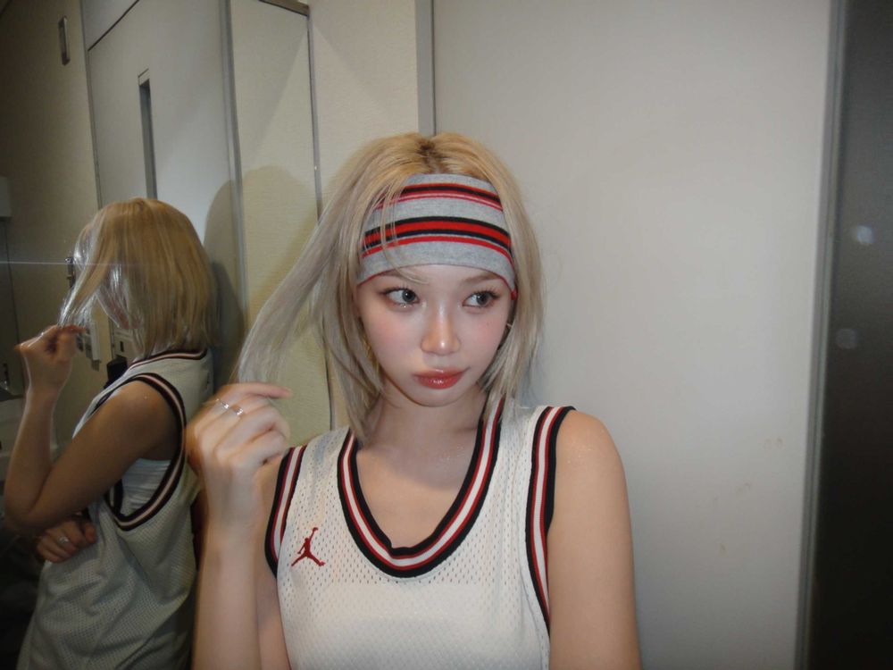 韓網公認最適合髮帶造型的KPOP女偶像！Winter帥氣學姐封神，玟池、安俞真甜酷風格兼具！-11