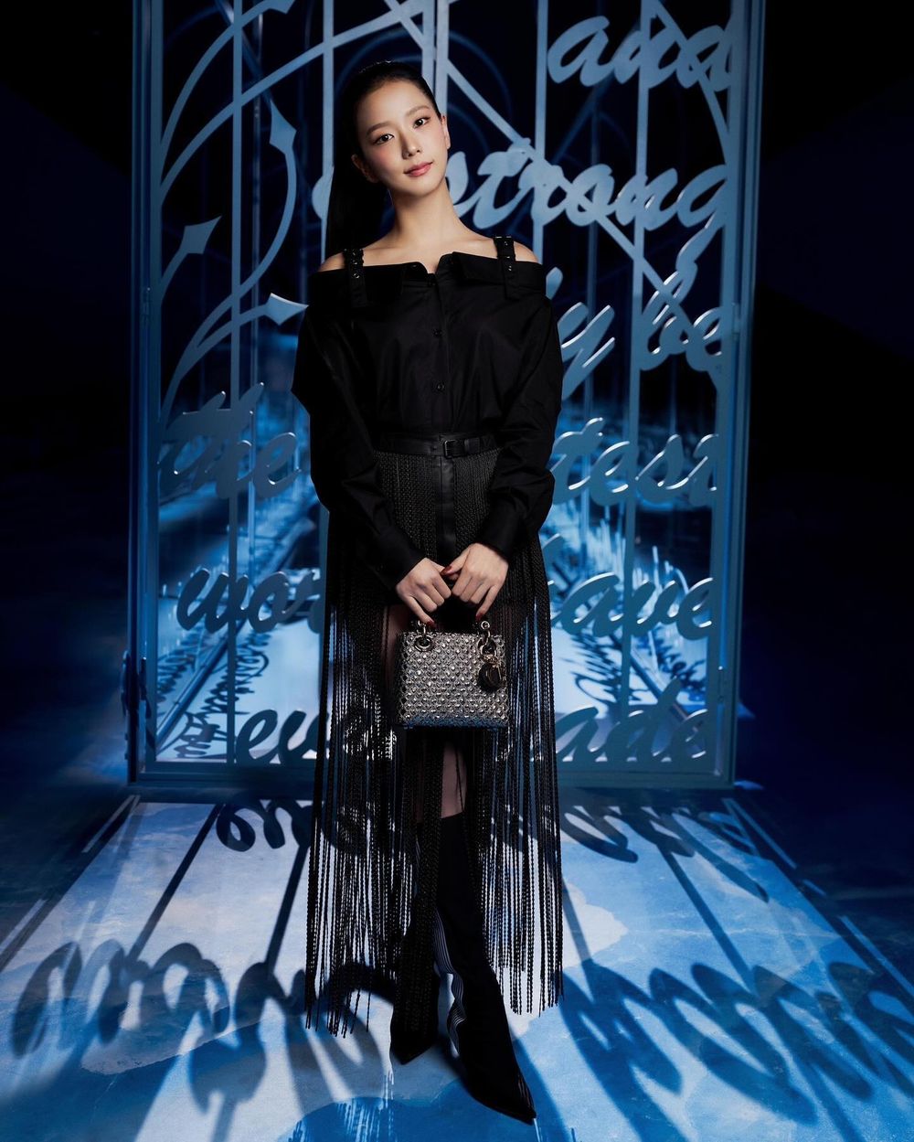 Jisoo臉真的好小！Dior巴黎大秀「窗邊自拍」也美到像畫報、公主頂級待遇曝光！-2