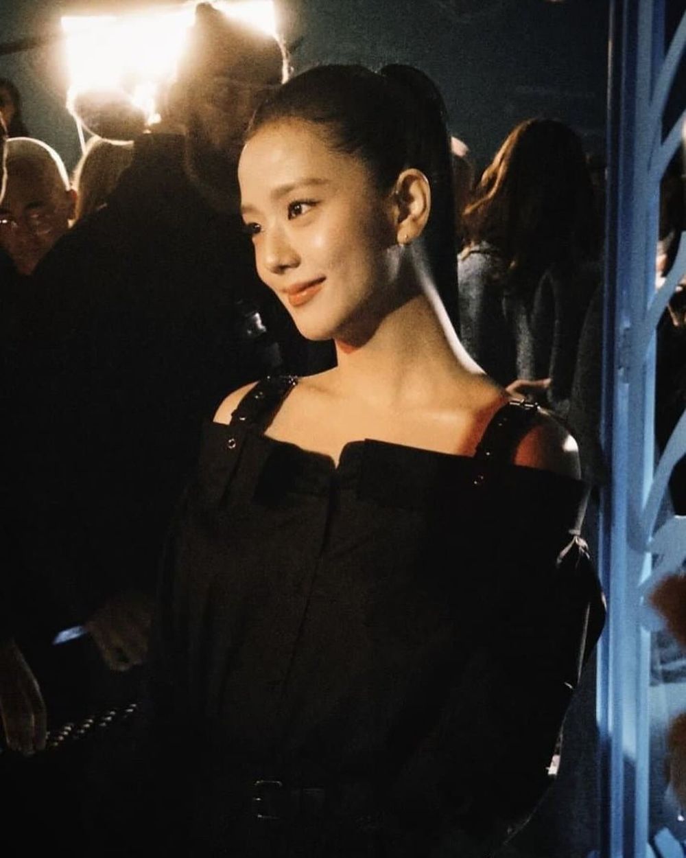 Jisoo臉真的好小！Dior巴黎大秀「窗邊自拍」也美到像畫報、公主頂級待遇曝光！-3