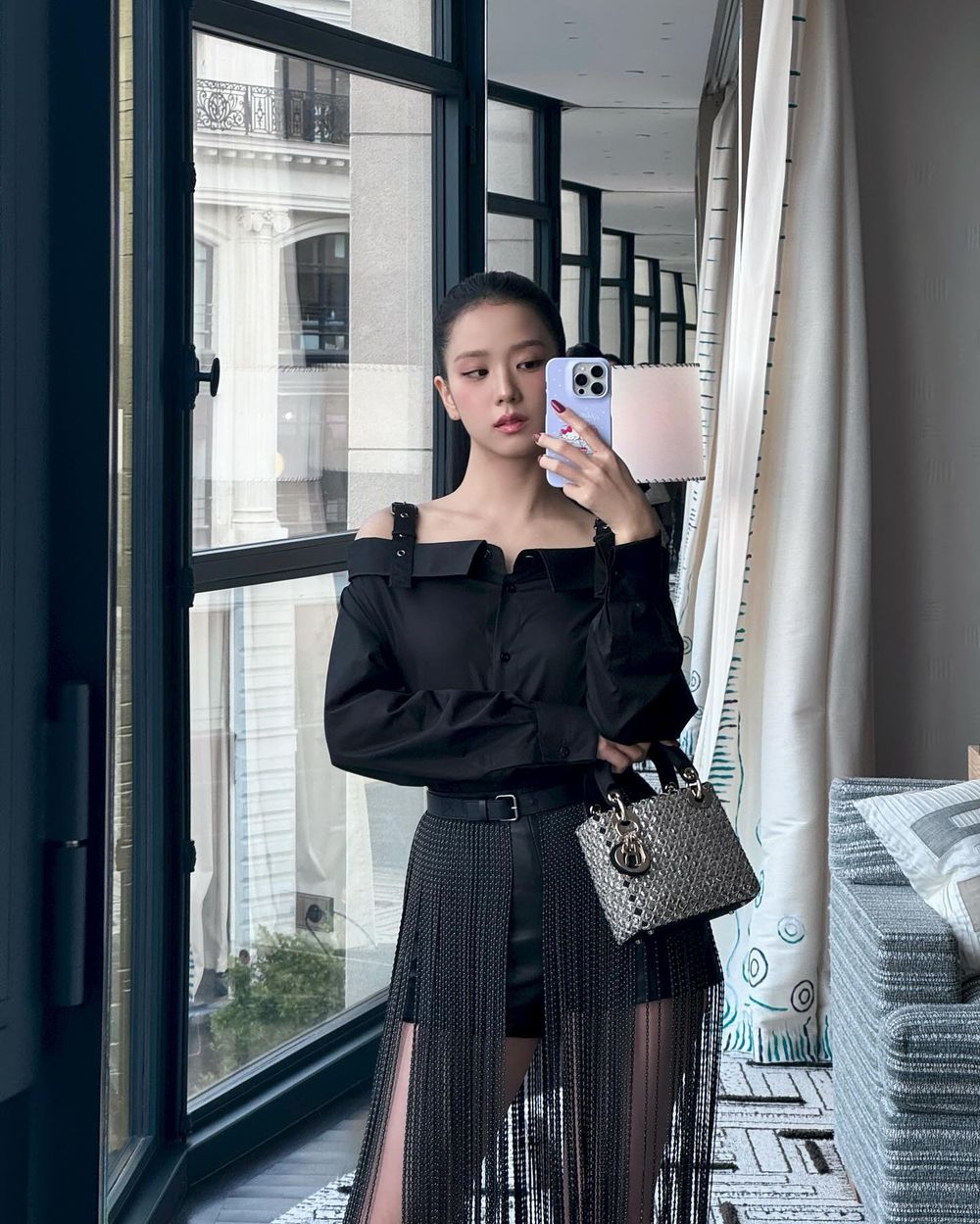 Jisoo臉真的好小！Dior巴黎大秀「窗邊自拍」也美到像畫報、公主頂級待遇曝光！-10