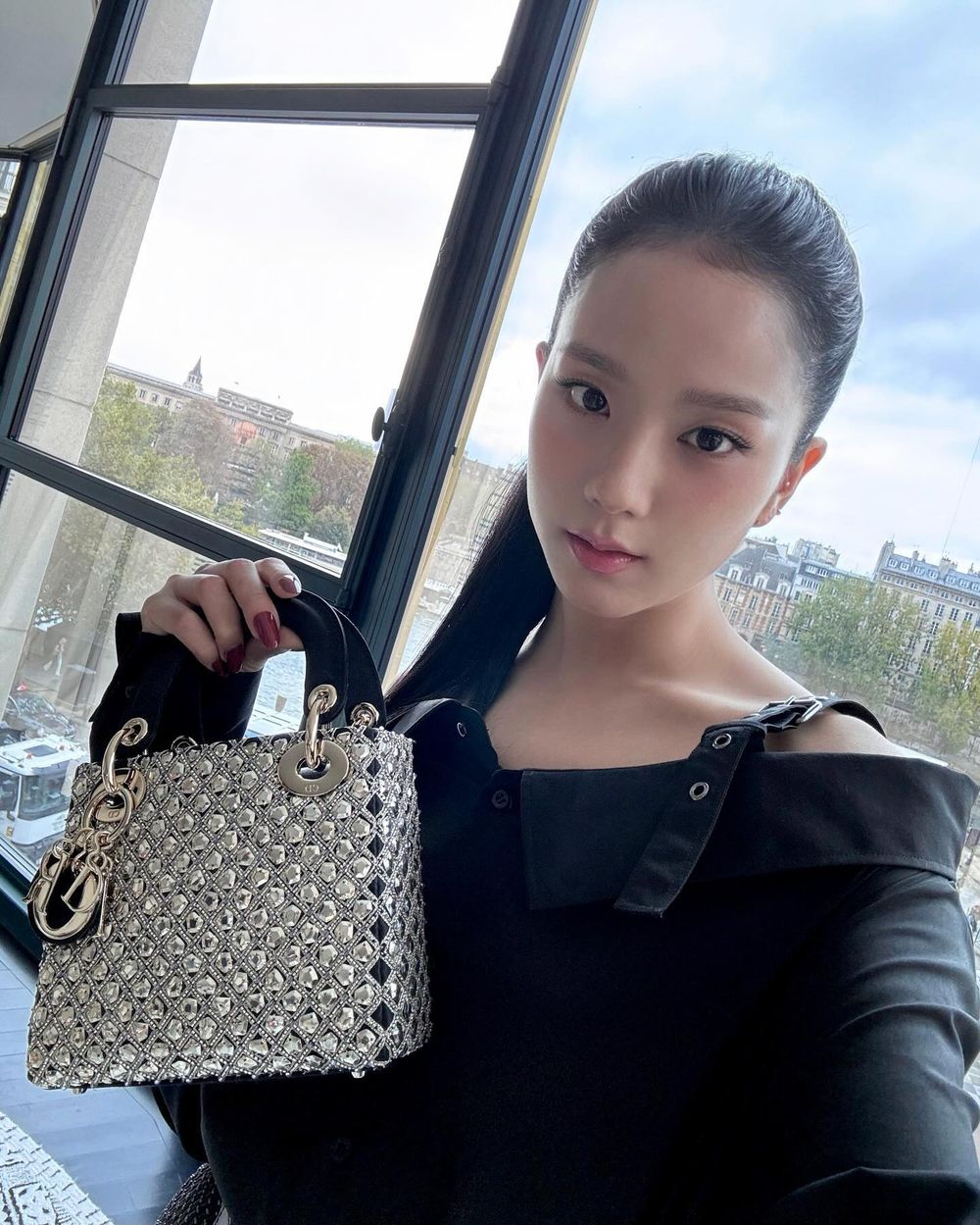 Jisoo臉真的好小！Dior巴黎大秀「窗邊自拍」也美到像畫報、公主頂級待遇曝光！-4