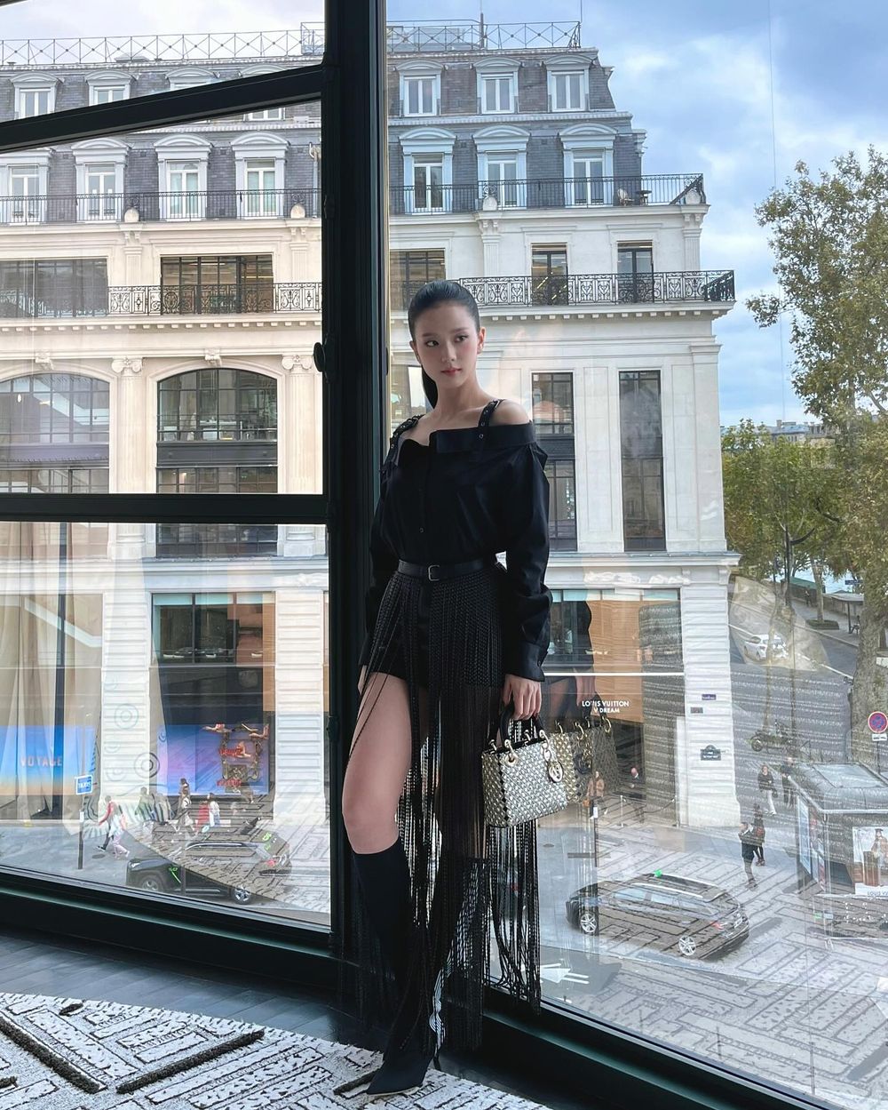 Jisoo臉真的好小！Dior巴黎大秀「窗邊自拍」也美到像畫報、公主頂級待遇曝光！-5