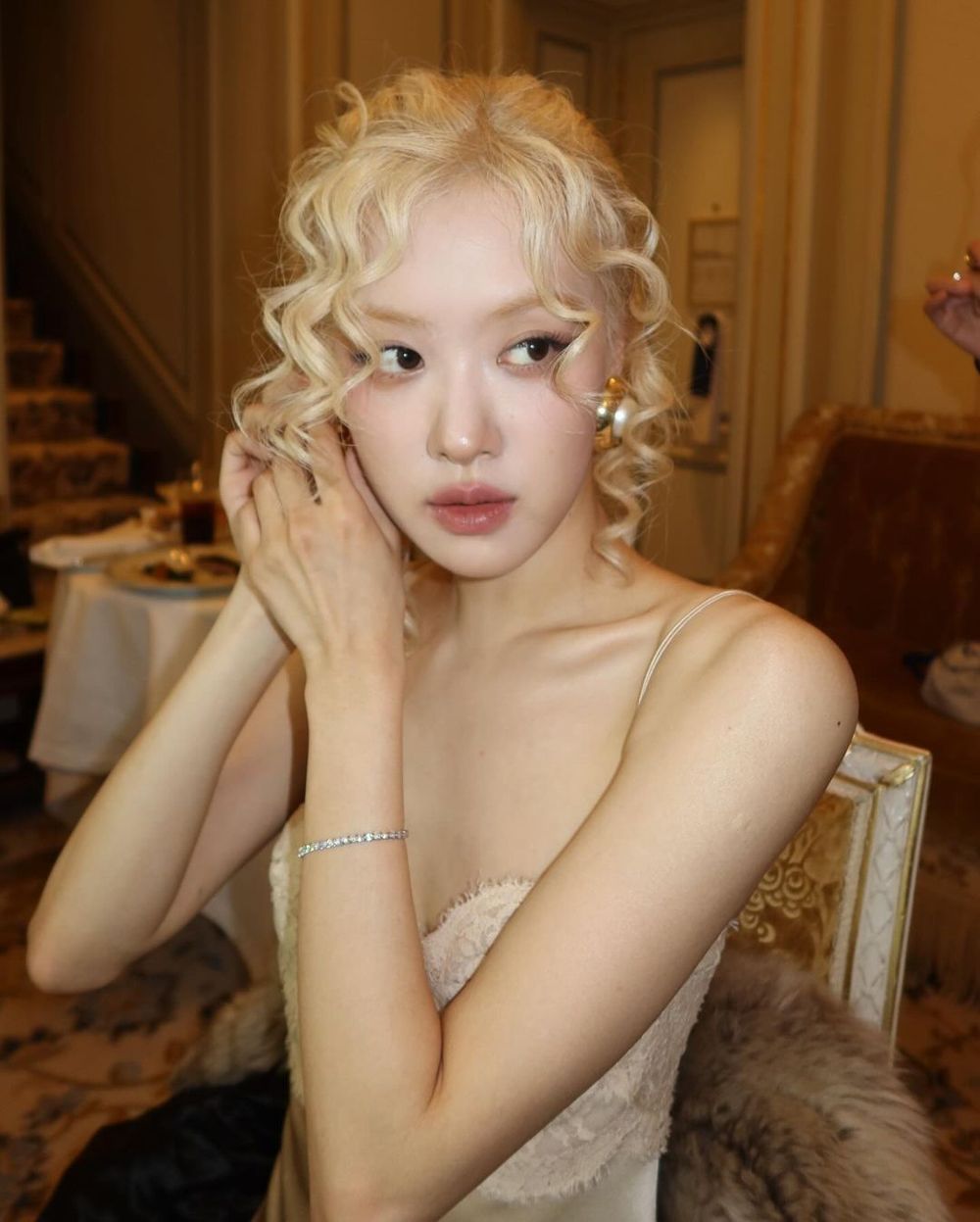 YSL女帝華麗駕到！Rosé真的是「人間細腿精」性感貼身洋裝、一絲贅肉都沒有！-3