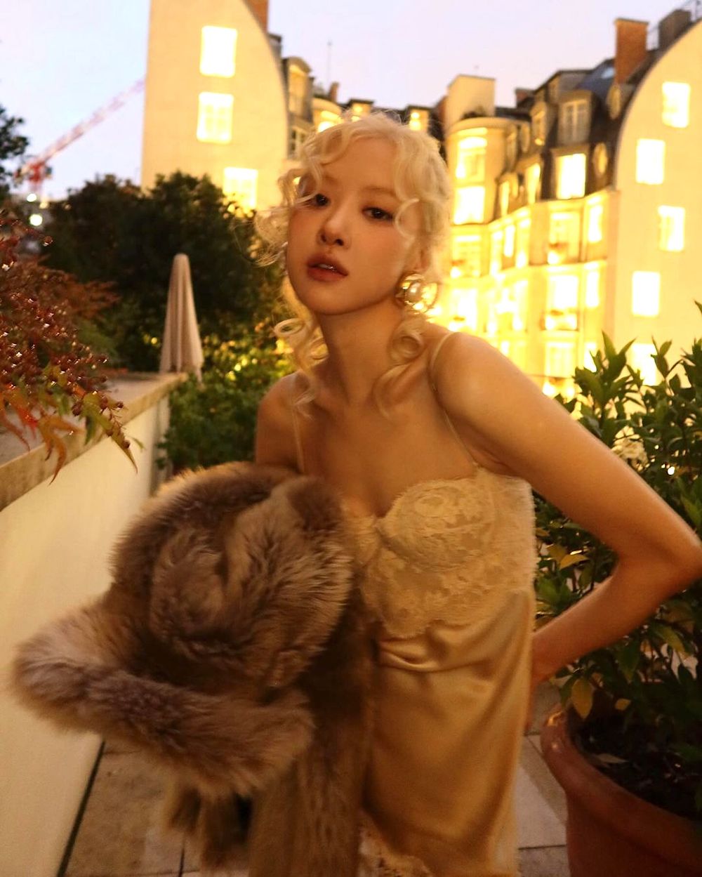 YSL女帝華麗駕到！Rosé真的是「人間細腿精」性感貼身洋裝、一絲贅肉都沒有！-6