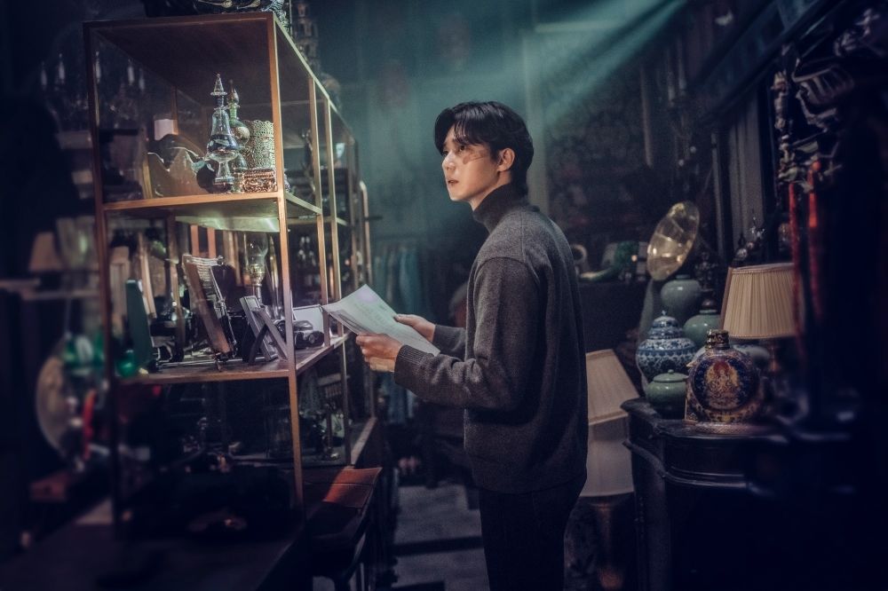 Netflix《京城怪物2》開播劇情亮點！韓韶禧「性感小黑裙」現身發表會，白到整個人發光！-2