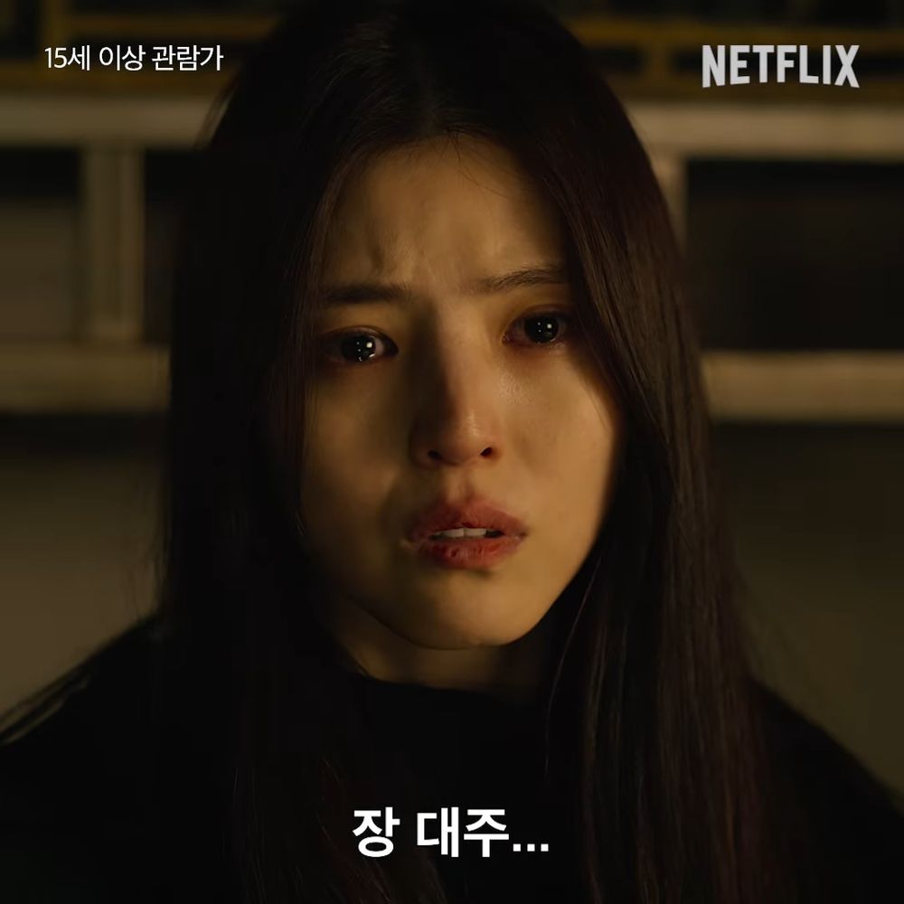 Netflix《京城怪物2》開播劇情亮點！韓韶禧「性感小黑裙」現身發表會，白到整個人發光！-13